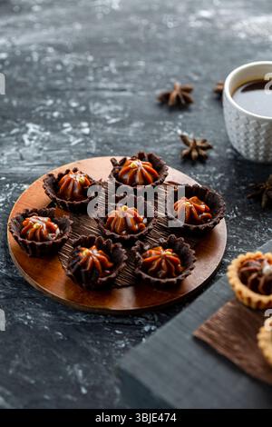 Schokoladentorte mit Fruchtgarnitur, reichhaltige Kakaokruste gefüllt mit Sahne und Früchten. Stockfoto
