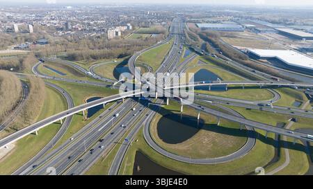Verkehrskreuzung Autobahn, mehrstöckige Autobahn, Autos, Verkehr, Mobilität und Verkehr. Luftaufnahme Stockfoto