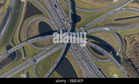 Verkehrskreuzung Autobahn, mehrstöckige Autobahn, Autos, Verkehr, Mobilität und Verkehr. Luftaufnahme Stockfoto