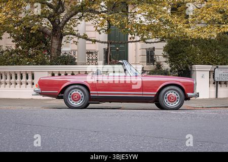 London, England, 20. April 2025: Mercedes-Benz 280 SL (Automatik, 1967–1971), W113 Stockfoto