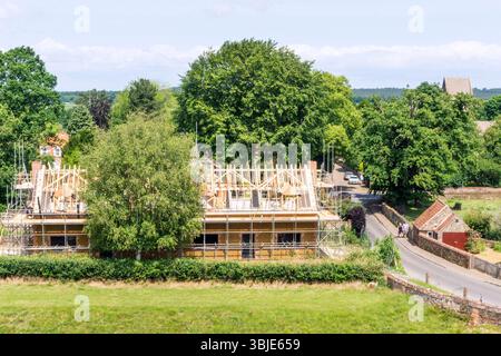 Im Dorf Castle Rising in West Norfolk wird ein neues Wohnhaus gebaut. Stockfoto
