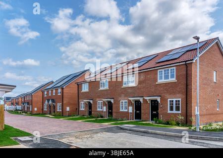 Ein Anwesen mit neuen Häusern wird in South Wootton am Stadtrand von King's Lynn, Norfolk, gebaut. Alle mit PV-Zellen oder Solarpaneelen auf dem Dach. Stockfoto