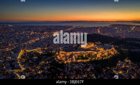 Akropolis und Parthenon von Athen Griechenland bei Sonnenuntergang aus der Vogelperspektive Stockfoto