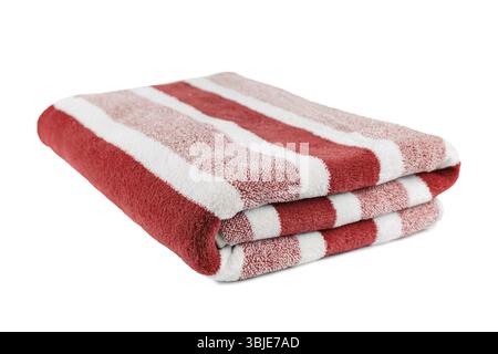 Sorgfältig gefaltetes, weich gestreiftes, rotes Badetuch isoliert auf weißem Hintergrund. Frotteetuch, gestreifte Handtuchstruktur, Baumwollbadestoff oder Mikrofaser Stockfoto