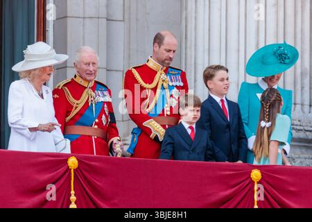Trooping the Colour, The King’s Birthday Parade, London, Großbritannien. Juni 2025. Ihre Majestät, Königin Camilla und König Karl III., TRH, der Prinz und Prinzessin von Wales, Prinz Louis, Prinz George und Prinzessin Charlotte, schließen sich Mitgliedern der britischen Königsfamilie auf dem Balkon des Buckingham Palace an, um die vorbeifliegende Truppe the Colour, die Geburtstagsparade des Königs, abzuschließen. Quelle: Amanda Rose/Alamy Live News Stockfoto