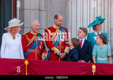 Trooping the Colour, The King’s Birthday Parade, London, Großbritannien. Juni 2025. Ihre Majestät, Königin Camilla und König Karl III., TRH, der Prinz und Prinzessin von Wales, Prinz Louis, Prinz George und Prinzessin Charlotte, schließen sich Mitgliedern der britischen Königsfamilie auf dem Balkon des Buckingham Palace an, um die vorbeifliegende Truppe the Colour, die Geburtstagsparade des Königs, abzuschließen. Quelle: Amanda Rose/Alamy Live News Stockfoto