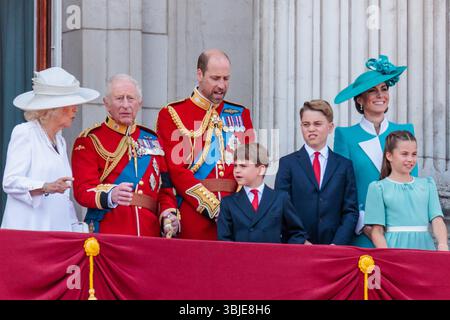 Trooping the Colour, The King’s Birthday Parade, London, Großbritannien. Juni 2025. Ihre Majestät, Königin Camilla und König Karl III., TRH, der Prinz und Prinzessin von Wales, Prinz Louis, Prinz George und Prinzessin Charlotte, schließen sich Mitgliedern der britischen Königsfamilie auf dem Balkon des Buckingham Palace an, um die vorbeifliegende Truppe the Colour, die Geburtstagsparade des Königs, abzuschließen. Quelle: Amanda Rose/Alamy Live News Stockfoto
