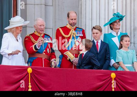 Trooping the Colour, The King’s Birthday Parade, London, Großbritannien. Juni 2025. Ihre Majestät, Königin Camilla und König Karl III., TRH, der Prinz und Prinzessin von Wales, Prinz Louis, Prinz George und Prinzessin Charlotte, schließen sich Mitgliedern der britischen Königsfamilie auf dem Balkon des Buckingham Palace an, um die vorbeifliegende Truppe the Colour, die Geburtstagsparade des Königs, abzuschließen. Quelle: Amanda Rose/Alamy Live News Stockfoto