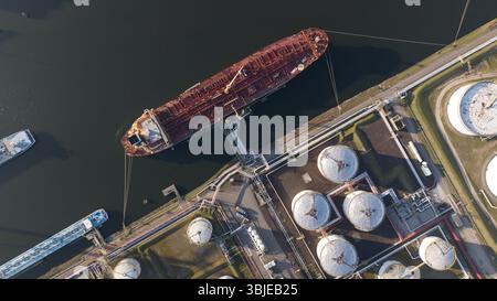 Blick von oben auf den Tanker im Hafen von Amsterdam, Luftbild. Stockfoto