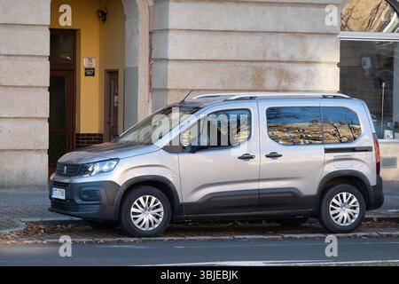 OSTRAVA, TSCHECHIEN - 18. DEZEMBER 2023: Peugeot Rifter GT MPV moderner Familienwagen parkt auf der Straße Stockfoto