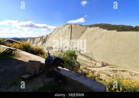 Der Blick auf die Mauer mit Dinosaurierspuren im kreidepark in Sucre, Bolivien Stockfoto
