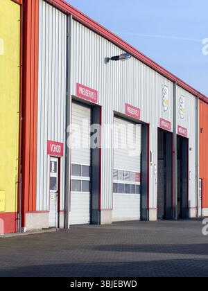 SENOV, TSCHECHIEN - 25. NOVEMBER 2024: Geschlossene Tore für den Reifenservice in der Tschechischen Republik Stockfoto