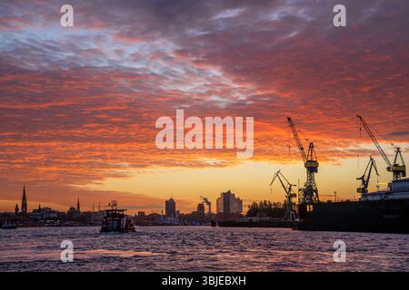 Hamburg, Deutschland - 14. Oktober 2024: Skyline Hamburgs mit modernen Gebäuden und farbenfrohem Himmel am 14. Oktober 2024 in Hamburg Stockfoto