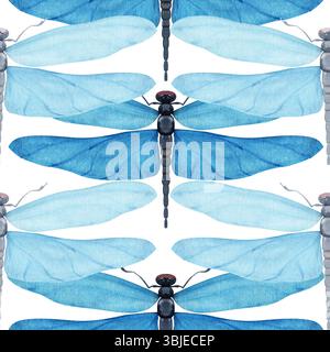 Blaue Libelle mit durchscheinenden Flügeln, nahtloses Aquarellmuster isoliert auf weiß. Ideal für Branding, Verpackung, umweltfreundliches Design, Schreibwaren Stockfoto