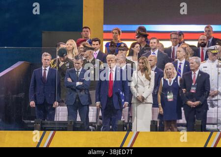 (250615) -- WASHINGTON, 15. Juni 2025 (Xinhua) -- US-Präsident Donald Trump (3. L, Front) beobachtet eine Militärparade in Washington, DC, USA, 14. Juni 2025. US-Präsident Donald Trump veranstaltete am Samstag eine Militärparade in Washington, DC, anlässlich des 250-jährigen Bestehens der Armee mit über 6.000 Soldaten, 120 Fahrzeugen und einem Überflug. Die Parade fand zu den angegebenen Kosten von rund 45 Millionen US-Dollar statt, während der landesweiten Proteste der „No Kings“ organisiert wurden, um Autoritarismus, Milliardär-First-Politik und die Militarisierung unserer Demokratie zu verweigern Stockfoto