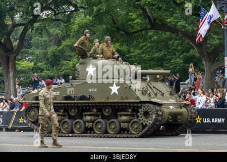 (250615) – WASHINGTON, 15. Juni 2025 (Xinhua) – am 14. Juni 2025 findet in Washington, DC, USA, Eine Militärparade statt. US-Präsident Donald Trump veranstaltete am Samstag eine Militärparade in Washington, DC, anlässlich des 250-jährigen Bestehens der Armee mit über 6.000 Soldaten, 120 Fahrzeugen und einem Überflug. Die Parade fand zu den angegebenen Kosten von rund 45 Millionen US-Dollar statt, während der landesweiten Proteste der „No Kings“ von der Trump-Regierung organisiert wurden, um Autoritarismus, Milliardär-First-Politik und die Militarisierung unserer Demokratie abzulehnen. (Xinhua/Hu Youson Stockfoto