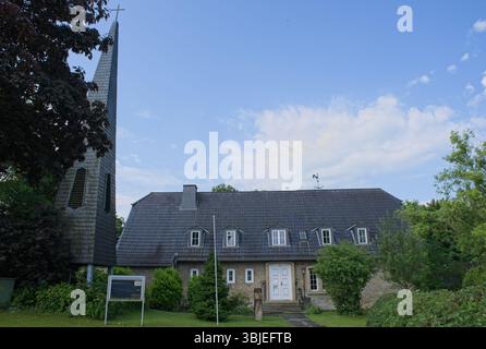 Buren – 1. Juni 2025: Eine Villa, die von Himmlers Chefarchitekt Hermann Bartels zwischen 1939 und 1942 von Himmlers Häftlingen erbaut wurde. Sonniger Frühlingstag. Selektiv Stockfoto