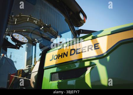 Detail eines landwirtschaftlichen Traktors von John Deere auf der Landwirtschaftsmesse Expo Londrina 2025 Stockfoto