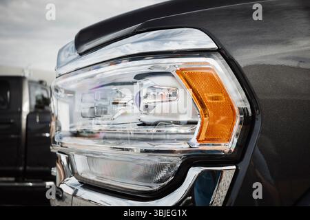 Rechter Frontscheinwerfer eines RAM-Pickup-Lkws, die die Details der LED-optischen Baugruppe hervorheben Stockfoto