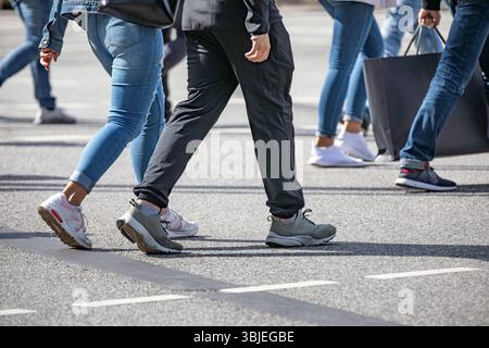 Fußgänger, die eine Straße im Stadtzentrum überqueren Stockfoto