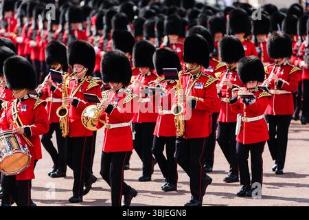 Massenhafte Bands marschieren zum Paradegelände, bevor sie am Samstag, den 14. Juni 2025, im Buckingham Palace, London, Trooping the Colour veranstalten. Nummer 7 Kompanie Coldstream-Garde truppieren ihre Farbe in Gegenwart seiner Majestät des Königs. Mehr als 1350 Soldaten der Household Division und King’s Truppe Royal Horse Artillery nahmen Teil, darunter über 300 Musiker aus den Massed Bands. Bildnachweis: Julie Edwards. Stockfoto