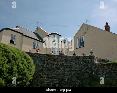 Sommergäste genießen das Hartland Quay Hotel in North Devon Küste England, Großbritannien Stockfoto
