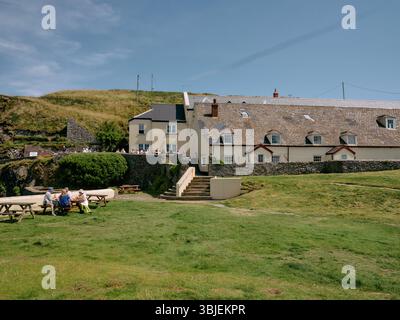 Sommerbesucher genießen Hartland Quay North Devon Coast England UK Stockfoto