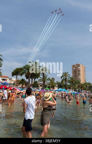 Santiago de La Ribera, San Javier, Spanien. Juni 2025. Das Kunstflugteam der spanischen Luft- und Raumfahrtstreitkräfte namens Patrulla Águila (Eagle Patrol) wurde am 4. Juli 1985 gegründet und feiert sein 40-jähriges Bestehen und das Ende seiner Zeit, als sie die Casa C-101 Aviojets auf Pilatus PC-21 Turboprop-Flugzeuge umsteigen. Neben ihnen, die über den Stränden des Mar Menor zeigen, sind andere Displayteams, wie die Schweizer Patrouille Suisse, die über dem vollen Strand ankommen Stockfoto