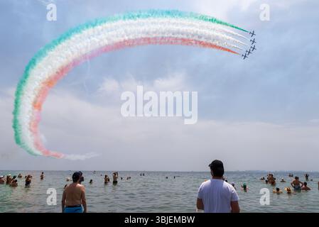 Santiago de La Ribera, San Javier, Spanien. Juni 2025. Das Kunstflugteam der spanischen Luft- und Raumfahrtstreitkräfte namens Patrulla Águila (Eagle Patrol) wurde am 4. Juli 1985 gegründet und feiert sein 40-jähriges Bestehen und das Ende seiner Zeit, als sie die Casa C-101 Aviojets auf Pilatus PC-21 Turboprop-Flugzeuge umsteigen. Neben ihnen, die über den Stränden des Mar Menor zeigen, befinden sich auch andere Displayteams wie die italienische Frecce Tricolori, die die Farben der italienischen Flagge auf einem Rauchpfad fliegen Stockfoto