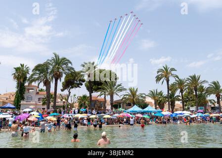 Santiago de La Ribera, San Javier, Spanien. Juni 2025. Das Kunstflugteam der spanischen Luft- und Raumfahrtstreitkräfte namens Patrulla Águila (Eagle Patrol) wurde am 4. Juli 1985 gegründet und feiert sein 40-jähriges Bestehen und das Ende seiner Zeit, als sie die Casa C-101 Aviojets auf Pilatus PC-21 Turboprop-Flugzeuge umsteigen. Neben ihnen, die über den Stränden des Mar Menor zeigen, sind andere Ausstellungsteams wie die Roten Pfeile der RAF, die über die Stadt, den Strand und die Menschenmassen ankommen Stockfoto