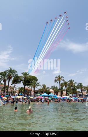 Santiago de La Ribera, San Javier, Spanien. Juni 2025. Das Kunstflugteam der spanischen Luft- und Raumfahrtstreitkräfte namens Patrulla Águila (Eagle Patrol) wurde am 4. Juli 1985 gegründet und feiert sein 40-jähriges Bestehen und das Ende seiner Zeit, als sie die Casa C-101 Aviojets auf Pilatus PC-21 Turboprop-Flugzeuge umsteigen. Neben ihnen, die über den Stränden des Mar Menor zeigen, sind andere Ausstellungsteams wie die Roten Pfeile der RAF, die über die Stadt, den Strand und die Menschenmassen ankommen Stockfoto