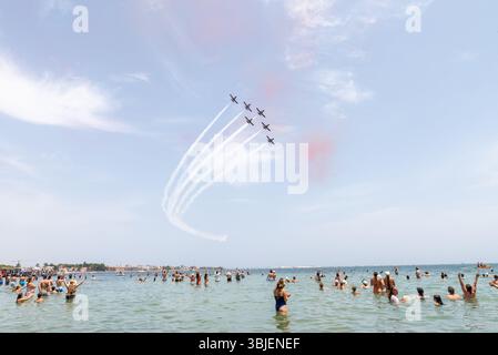 Santiago de La Ribera, San Javier, Spanien. Juni 2025. Das Kunstflugteam der spanischen Luft- und Raumfahrtstreitkräfte namens Patrulla Águila (Eagle Patrol) wurde am 4. Juli 1985 gegründet und feiert sein 40-jähriges Bestehen und das Ende seiner Zeit, als sie die Casa C-101 Aviojets auf Pilatus PC-21 Turboprop-Flugzeuge umsteigen. Sie sehen über die Strände des Mar Menor, während die Menschen vom Meer aus beobachten Stockfoto