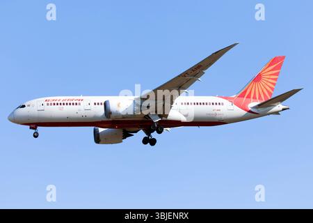 London, Großbritannien. Juni 2023. Eine Air India Boeing 787-8 Dreamliner landete am Flughafen London Heathrow. Ein Flugzeug der Air India Boeing 787 Dreamliner mit mindestens 242 Personen an Bord stürzte am 6. juni 2025 in einem dicht besiedelten Wohngebiet nahe einem Flughafen am Rande der indischen Weststadt Ahmedabad ab. Das Flugzeug war auf dem Weg nach London Gatwick. Es ist der erste große Vorfall mit diesem Flugzeugtyp (Foto: Fabrizio Gandolfo/SOPA Images/SIPA USA) Credit: SIPA USA/Alamy Live News Stockfoto