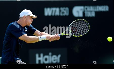 Ilkley, Großbritannien. Juni 2025. Jan Choinski (GBR) während seines Spiels gegen Alibek Kachmazov während der Qualifikationsrunde der ATP während der Qualifikationsrunde am 2. Tag der Lexus Nottingham Open Tennis Open am 14. Juni 2025 Credit: Andrew Sumner/Alamy Live News Stockfoto