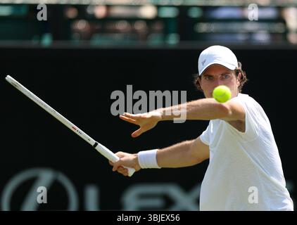Ilkley, Großbritannien. Juni 2025. Alibek Kachmazov während seines Spiels gegen Jan Choinski (GBR) während der Qualifikationsrunde der ATP während der Qualifikationsrunde am 2. Tag der Lexus Nottingham Open Tennis Open am 14. Juni 2025 Credit: Andrew Sumner/Alamy Live News Stockfoto