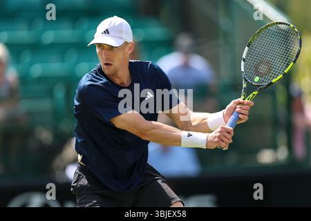 Ilkley, Großbritannien. Juni 2025. Jan Choinski (GBR) während seines Spiels gegen Alibek Kachmazov während der Qualifikationsrunde der ATP während der Qualifikationsrunde am 2. Tag der Lexus Nottingham Open Tennis Open am 14. Juni 2025 Credit: Andrew Sumner/Alamy Live News Stockfoto