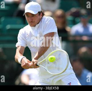 Ilkley, Großbritannien. Juni 2025. Alibek Kachmazov während seines Spiels gegen Jan Choinski (GBR) während der Qualifikationsrunde der ATP während der Qualifikationsrunde am 2. Tag der Lexus Nottingham Open Tennis Open am 14. Juni 2025 Credit: Andrew Sumner/Alamy Live News Stockfoto