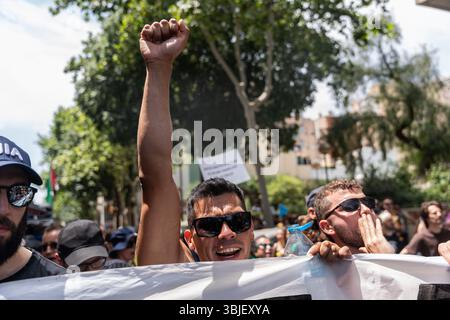 Barcelona, Barcelona, Spanien. Juni 2025. Hunderte von Menschen demonstrieren unter dem Motto "der Tourismus stiehlt unser Brot, unser Dach und unsere Zukunft" am 15. Juni 2025 in Barcelona, Spanien, gegen Immobilienspekulationen, Arbeitsplatzunsicherheit und die Räumung von Einwohnern. Während des Protestes besprühten Demonstranten Touristen und Hotelfassaden mit Wasserpistolen. (Kreditbild: © Marc Asensio Clupes/ZUMA Press Wire) NUR REDAKTIONELLE VERWENDUNG! Nicht für kommerzielle ZWECKE! Stockfoto
