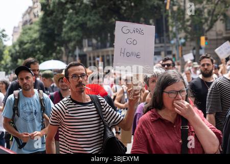 Barcelona, Barcelona, Spanien. Juni 2025. Hunderte von Menschen demonstrieren unter dem Motto "der Tourismus stiehlt unser Brot, unser Dach und unsere Zukunft" am 15. Juni 2025 in Barcelona, Spanien, gegen Immobilienspekulationen, Arbeitsplatzunsicherheit und die Räumung von Einwohnern. Während des Protestes besprühten Demonstranten Touristen und Hotelfassaden mit Wasserpistolen. (Kreditbild: © Marc Asensio Clupes/ZUMA Press Wire) NUR REDAKTIONELLE VERWENDUNG! Nicht für kommerzielle ZWECKE! Stockfoto