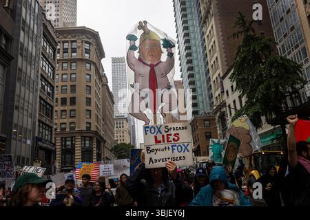 New York, Usa. Juni 2025. Während des „No Kings Day“-Protestes zog Präsident Trump durch die Straßen. Die Menschen gehen landesweit auf die Straße, um gegen Präsident Trump und seine Regierung zu marschieren, die autokratische Herrschaft zunehmen. Der Präsident feierte seinen Geburtstag, am 14. Juli, als er eine Parade mit dem Militär des Landes veranstaltete. Quelle: SOPA Images Limited/Alamy Live News Stockfoto