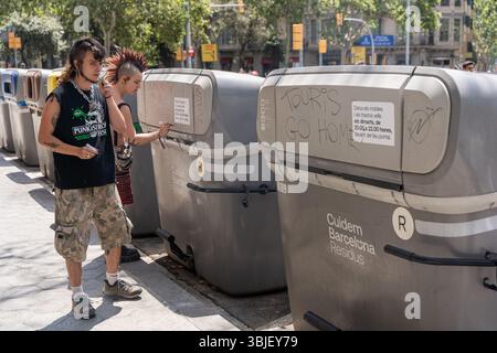 Barcelona, Barcelona, Spanien. Juni 2025. Hunderte von Menschen demonstrieren unter dem Motto "der Tourismus stiehlt unser Brot, unser Dach und unsere Zukunft" am 15. Juni 2025 in Barcelona, Spanien, gegen Immobilienspekulationen, Arbeitsplatzunsicherheit und die Räumung von Einwohnern. Während des Protestes besprühten Demonstranten Touristen und Hotelfassaden mit Wasserpistolen. (Kreditbild: © Marc Asensio Clupes/ZUMA Press Wire) NUR REDAKTIONELLE VERWENDUNG! Nicht für kommerzielle ZWECKE! Stockfoto