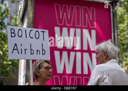 Barcelona, Barcelona, Spanien. Juni 2025. Hunderte von Menschen demonstrieren unter dem Motto "der Tourismus stiehlt unser Brot, unser Dach und unsere Zukunft" am 15. Juni 2025 in Barcelona, Spanien, gegen Immobilienspekulationen, Arbeitsplatzunsicherheit und die Räumung von Einwohnern. Während des Protestes besprühten Demonstranten Touristen und Hotelfassaden mit Wasserpistolen. (Kreditbild: © Marc Asensio Clupes/ZUMA Press Wire) NUR REDAKTIONELLE VERWENDUNG! Nicht für kommerzielle ZWECKE! Stockfoto