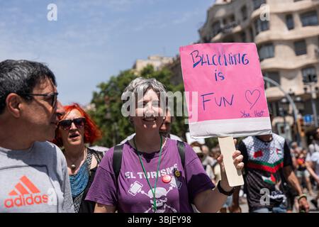 Barcelona, Barcelona, Spanien. Juni 2025. Hunderte von Menschen demonstrieren unter dem Motto "der Tourismus stiehlt unser Brot, unser Dach und unsere Zukunft" am 15. Juni 2025 in Barcelona, Spanien, gegen Immobilienspekulationen, Arbeitsplatzunsicherheit und die Räumung von Einwohnern. Während des Protestes besprühten Demonstranten Touristen und Hotelfassaden mit Wasserpistolen. (Kreditbild: © Marc Asensio Clupes/ZUMA Press Wire) NUR REDAKTIONELLE VERWENDUNG! Nicht für kommerzielle ZWECKE! Stockfoto