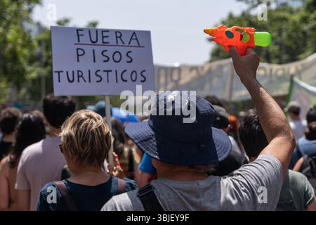 Barcelona, Barcelona, Spanien. Juni 2025. Hunderte von Menschen demonstrieren unter dem Motto "der Tourismus stiehlt unser Brot, unser Dach und unsere Zukunft" am 15. Juni 2025 in Barcelona, Spanien, gegen Immobilienspekulationen, Arbeitsplatzunsicherheit und die Räumung von Einwohnern. Während des Protestes besprühten Demonstranten Touristen und Hotelfassaden mit Wasserpistolen. (Kreditbild: © Marc Asensio Clupes/ZUMA Press Wire) NUR REDAKTIONELLE VERWENDUNG! Nicht für kommerzielle ZWECKE! Stockfoto