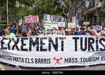Barcelona, Barcelona, Spanien. Juni 2025. Hunderte von Menschen demonstrieren unter dem Motto "der Tourismus stiehlt unser Brot, unser Dach und unsere Zukunft" am 15. Juni 2025 in Barcelona, Spanien, gegen Immobilienspekulationen, Arbeitsplatzunsicherheit und die Räumung von Einwohnern. Während des Protestes besprühten Demonstranten Touristen und Hotelfassaden mit Wasserpistolen. (Kreditbild: © Marc Asensio Clupes/ZUMA Press Wire) NUR REDAKTIONELLE VERWENDUNG! Nicht für kommerzielle ZWECKE! Stockfoto