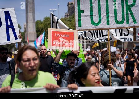 Barcelona, Spanien - 15. Juni 2025: Während der Demonstration werden Menschen mit Plakaten gesehen. Mit mehr als 20 Millionen Touristen, die im Jahr 2025 Barcelona besuchen werden, wächst die Verachtung des Massentourismus bei den Einheimischen, was auf steigende Wohnungspreise und die Überfüllung der Stadt während der Tourismussaison zurückzuführen ist. (Foto: Davide Bonaldo/SIPA USA) Stockfoto