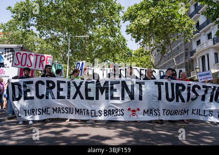 Barcelona, Spanien - 15. Juni 2025: Während der Demonstration werden Menschen mit Plakaten gesehen. Mit mehr als 20 Millionen Touristen, die im Jahr 2025 Barcelona besuchen werden, wächst die Verachtung des Massentourismus bei den Einheimischen, was auf steigende Wohnungspreise und die Überfüllung der Stadt während der Tourismussaison zurückzuführen ist. (Foto: Davide Bonaldo/SIPA USA) Stockfoto