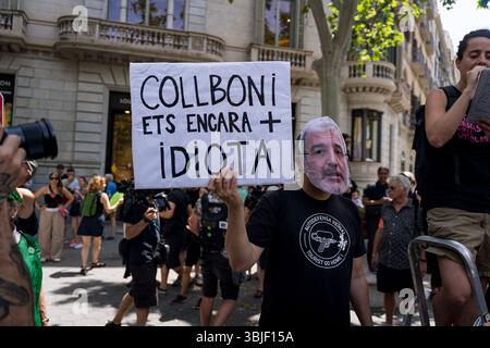 Barcelona, Spanien - 15. Juni 2025: Während der Demonstration werden Menschen mit Plakaten gesehen. Mit mehr als 20 Millionen Touristen, die im Jahr 2025 Barcelona besuchen werden, wächst die Verachtung des Massentourismus bei den Einheimischen, was auf steigende Wohnungspreise und die Überfüllung der Stadt während der Tourismussaison zurückzuführen ist. (Foto: Davide Bonaldo/SIPA USA) Stockfoto