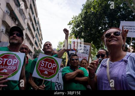Barcelona, Spanien - 15. Juni 2025: Während der Demonstration werden Menschen mit Plakaten gesehen. Mit mehr als 20 Millionen Touristen, die im Jahr 2025 Barcelona besuchen werden, wächst die Verachtung des Massentourismus bei den Einheimischen, was auf steigende Wohnungspreise und die Überfüllung der Stadt während der Tourismussaison zurückzuführen ist. (Foto: Davide Bonaldo/SIPA USA) Stockfoto