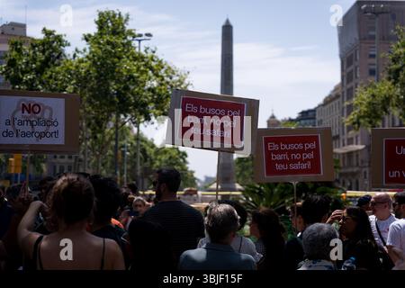 Barcelona, Spanien - 15. Juni 2025: Während der Demonstration werden Menschen mit Plakaten gesehen. Mit mehr als 20 Millionen Touristen, die im Jahr 2025 Barcelona besuchen werden, wächst die Verachtung des Massentourismus bei den Einheimischen, was auf steigende Wohnungspreise und die Überfüllung der Stadt während der Tourismussaison zurückzuführen ist. (Foto: Davide Bonaldo/SIPA USA) Stockfoto